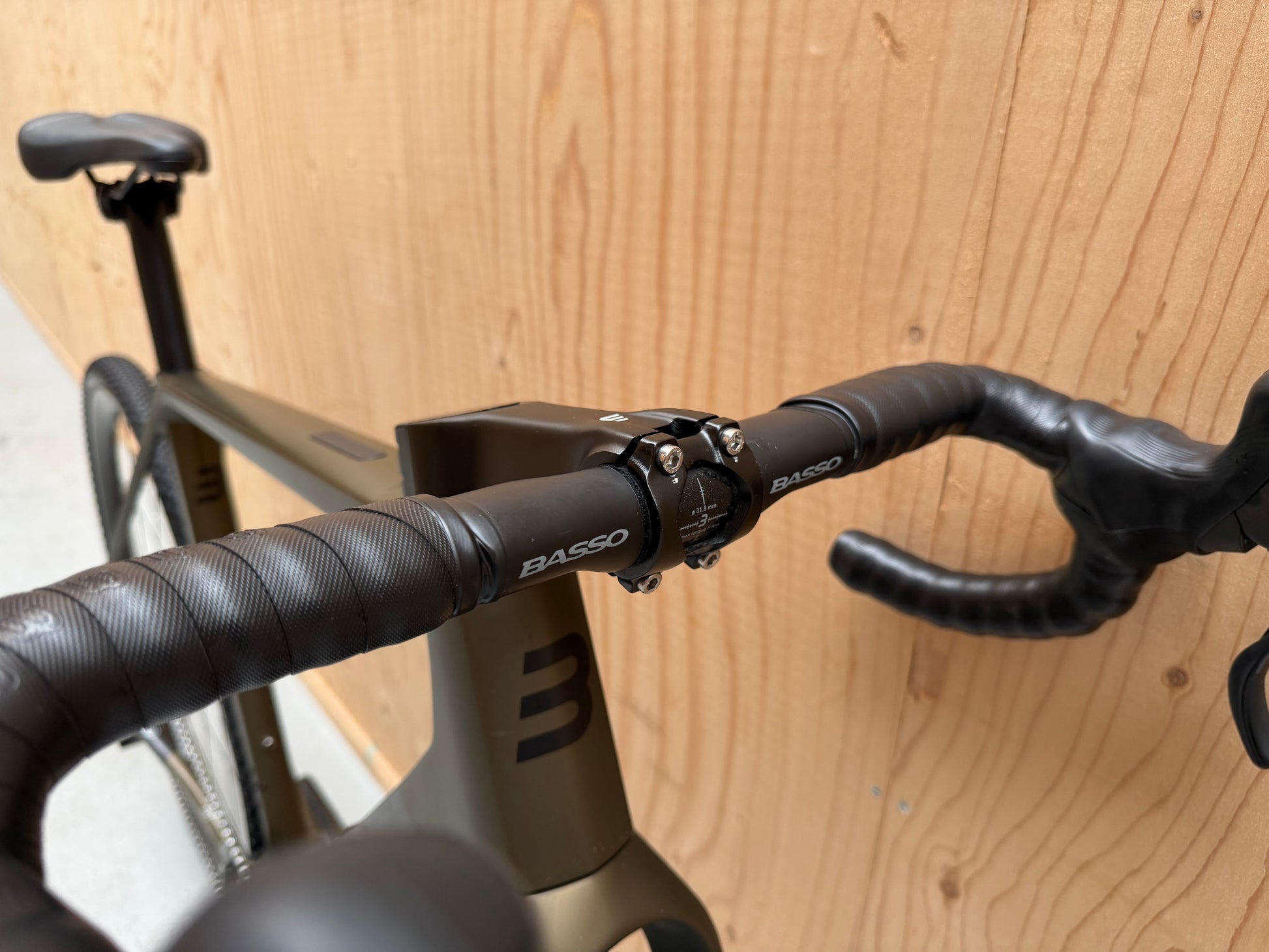 Fiets Basso Palta II van Velostudio met zwart frame en comfortabele zitpositie, klaar voor een rit.