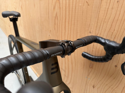 Fiets Basso Palta II van Velostudio met zwart frame en comfortabele zitpositie, klaar voor een rit.