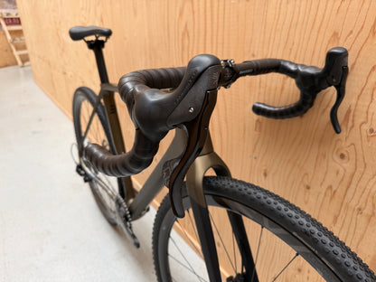 Fiets Basso Palta II van Velostudio, close-up van het frame en de banden, zwart en rood ontwerp, klaar voor gebruik