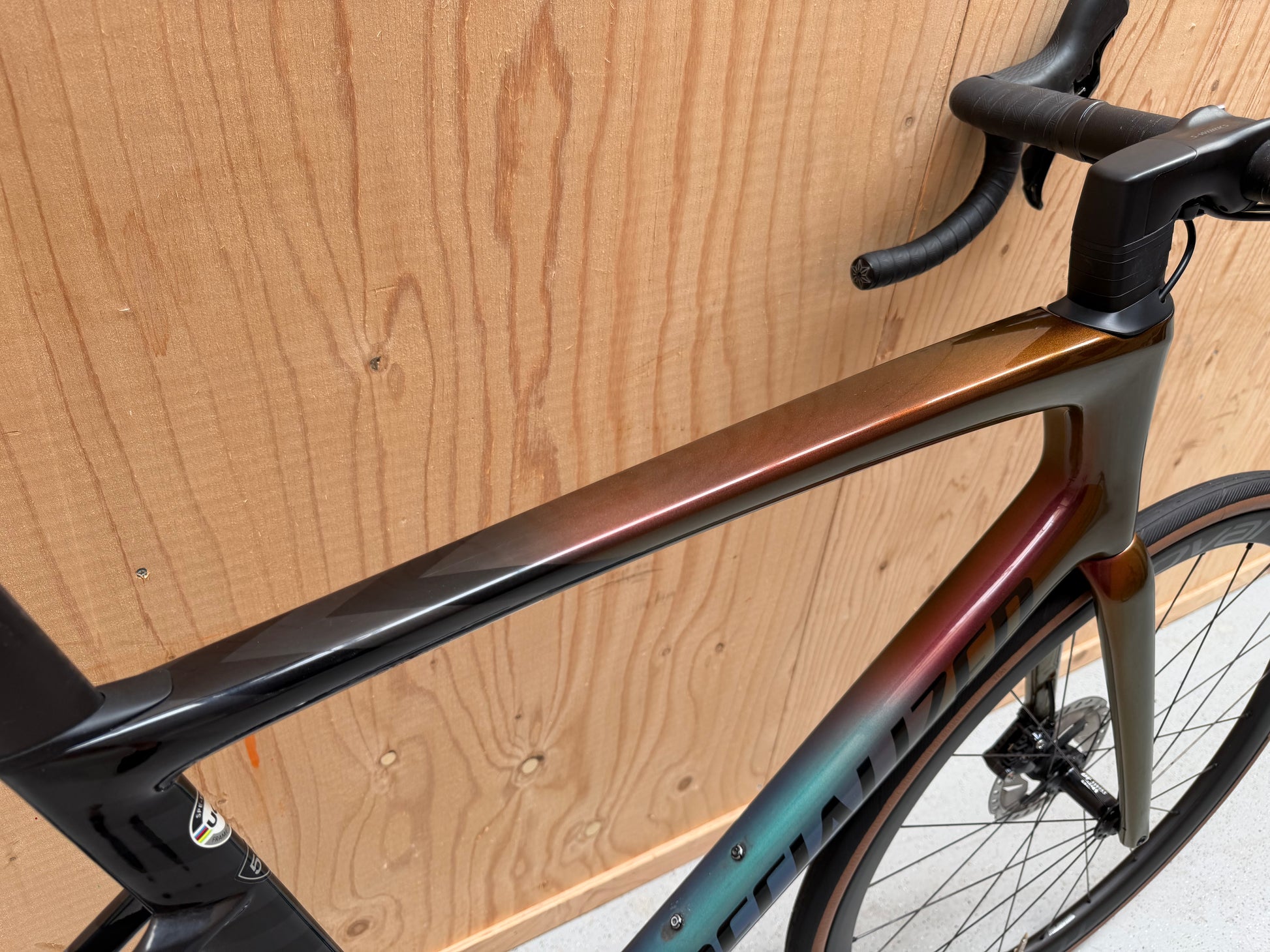 Specialized Tarmac SL7 Expert racefiets met zwarte frame en aerodynamische design, klaar voor snelle ritten.