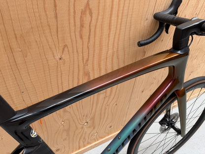 Specialized Tarmac SL7 Expert racefiets met zwarte frame en aerodynamische design, klaar voor snelle ritten.