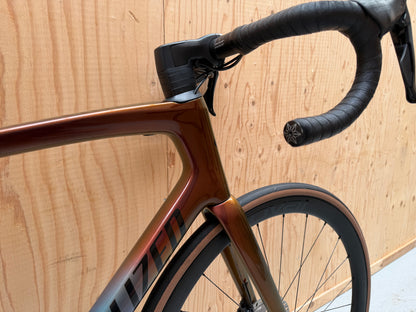 Specialized Tarmac SL7 Expert racefiets met zwart frame, geavanceerde aerodynamische vorm en hoogwaardige componenten, geschikt voor prestatierijders