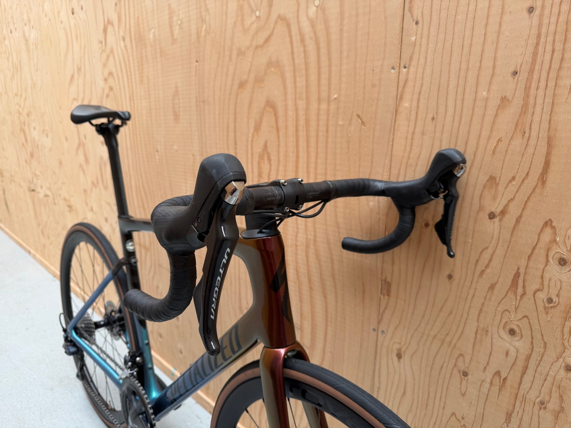 Specialized Tarmac SL7 Expert racefiets met aerodynamisch frame en geavanceerde componenten, in een close-up op de fiets.
