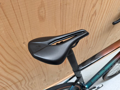 Specialized Tarmac SL7 Expert racefiets in zwart en rood, zichtbaar met aerodynamisch frame en geavanceide onderdelen.