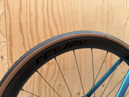 Specialized Tarmac SL7 Expert racesfiets met lichte carbon frame en aerodynamisch ontwerp, geschikt voor wielrenners.