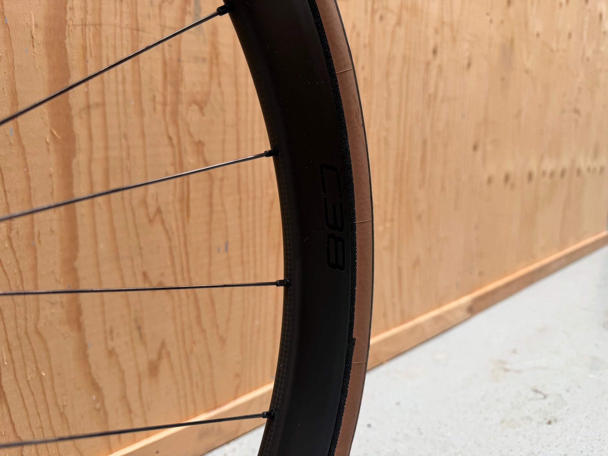 Specialized Tarmac SL7 Expert racefiets met aerodynamisch frame en geavanceerde componenten, zichtbaar in de afbeelding.