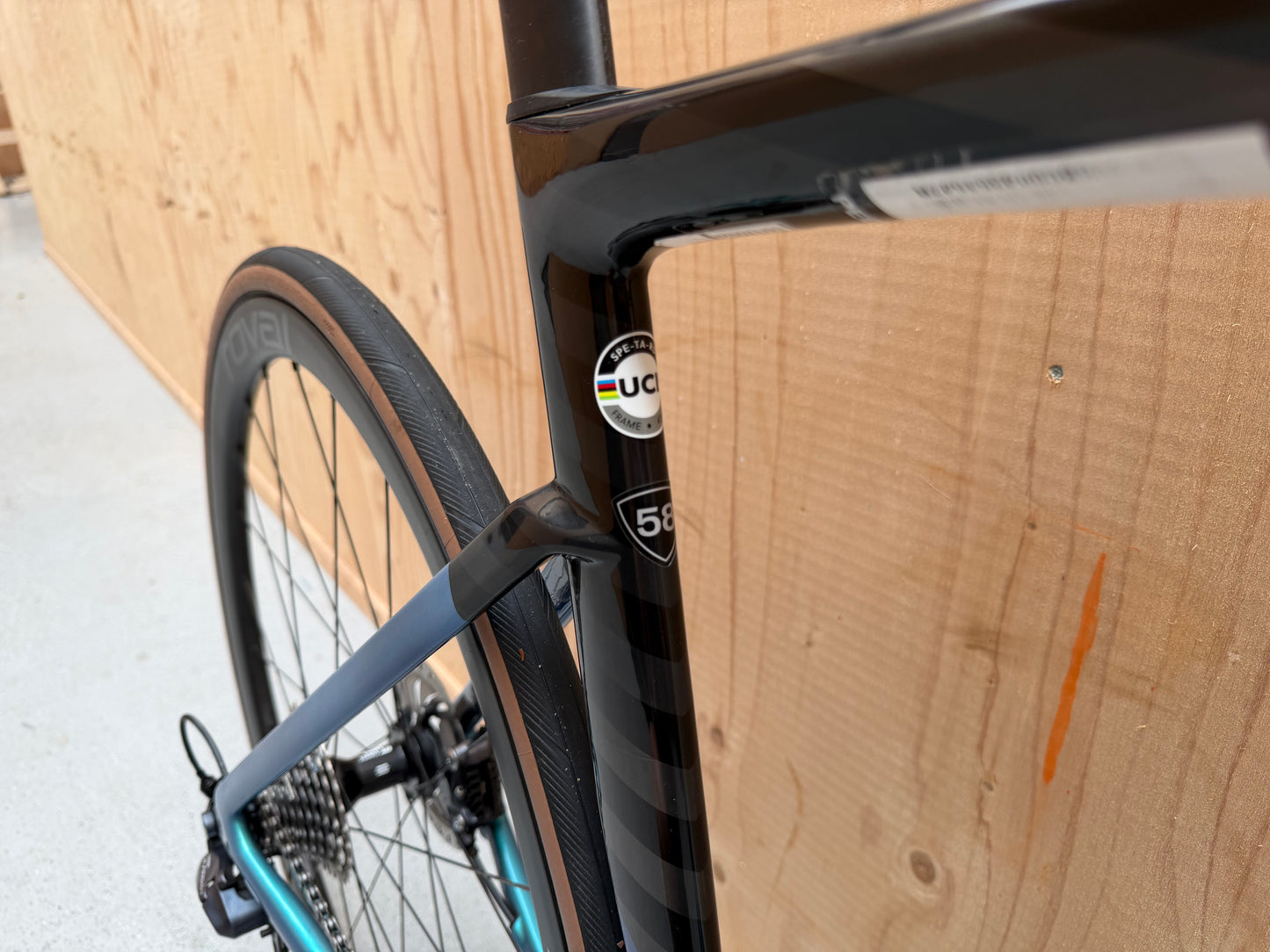 Racefiets Specialized Tarmac SL7 Expert in zwart met aerodynamisch frame en dunne banden, klaar voor snelheid en precisie.