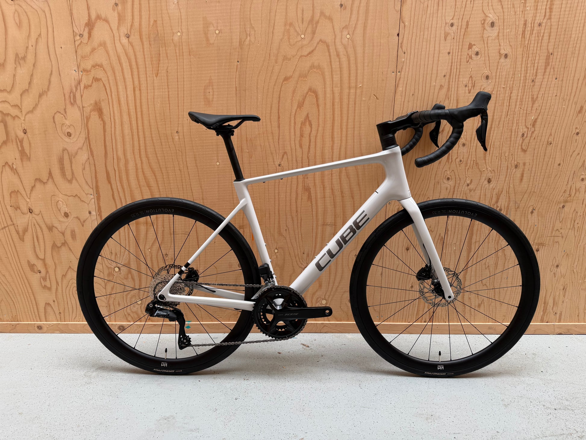Zwart Cube Attain C:62 SLX racefiets met aerodynamisch frame en lichte components, Velostudio product, close-up van het frame en wiel