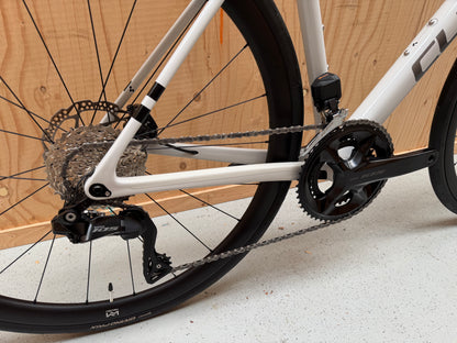 Cube Attain C:62 SLX racefiets van Velostudio, zwart met blauwe accenten, zichtbaar met dropstuur en lichte carbon frame.
