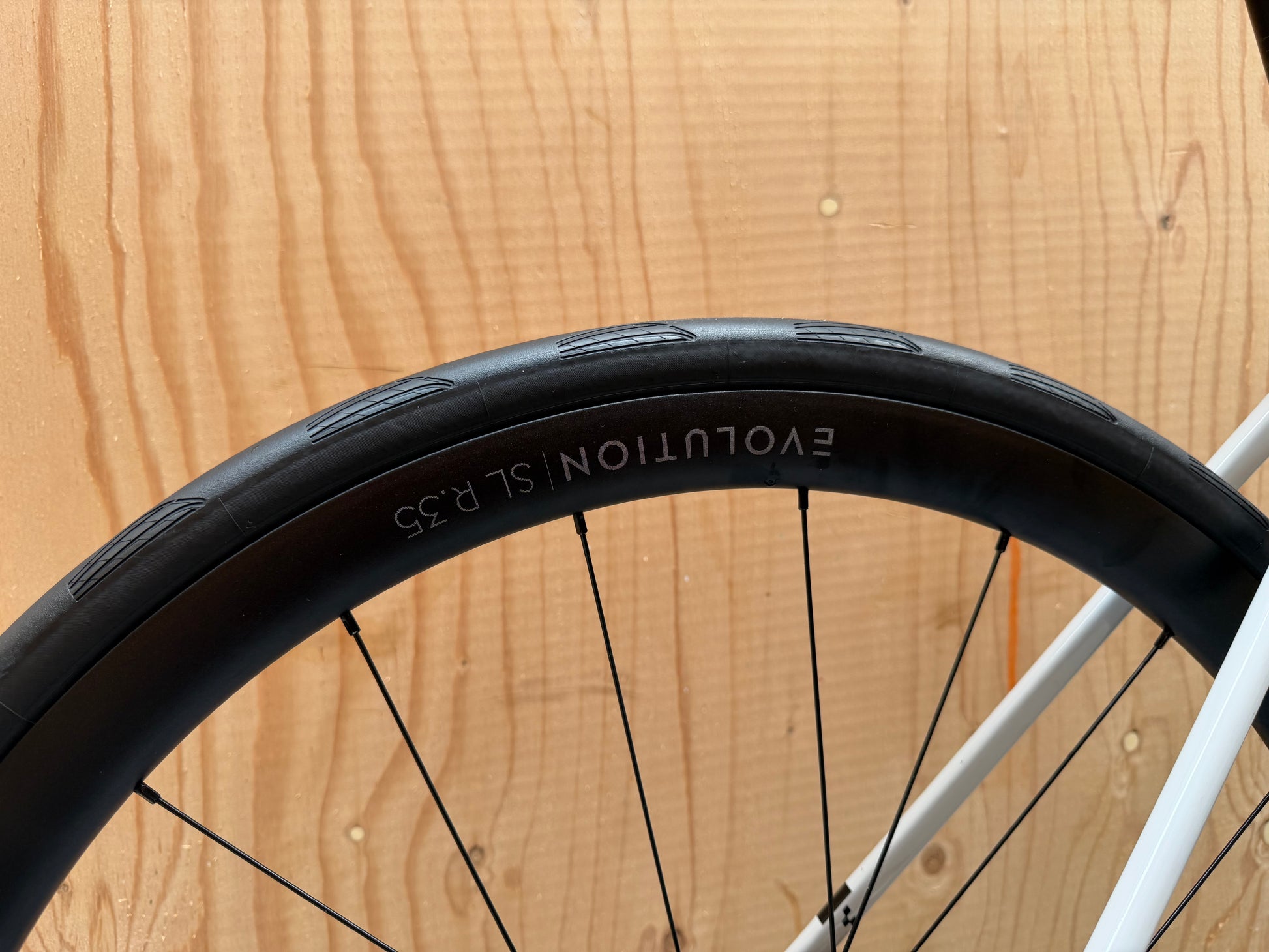 Cube Attain C:62 SLX racefiets van Velostudio, zwart met blauwe accenten en luxe afwerking, zichtbaar in de foto.