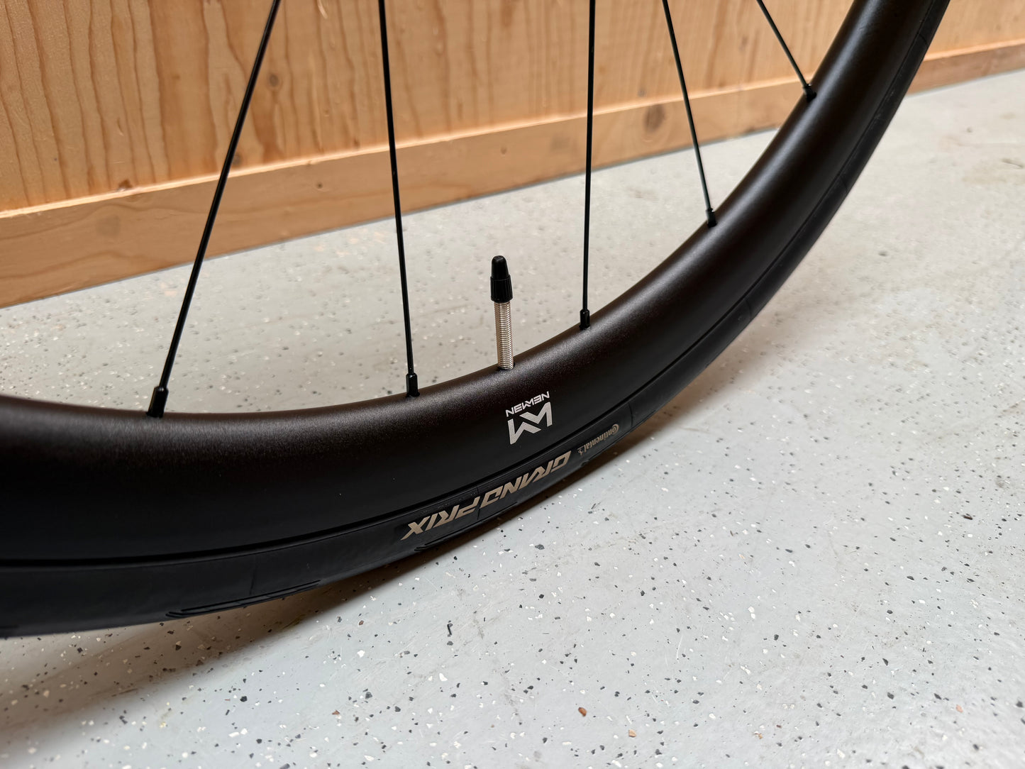 Cube Attain C:62 SLX racefiets van Velostudio, zwart met witte accenten, zichtbaar vanaf de zijkant, met aerodynamisch frame.