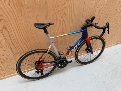 Giant Propel Advanced SL team Jacyo AlUla racefiets met aerodynamisch frame en lichte carbon wielen, zichtbaar in de afbeelding.