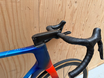 Giant Propel Advanced SL wielrenfiets met Team Jacyo AlUla branding, zwart en rood frame, racefiets met aerodynamisch ontwerp