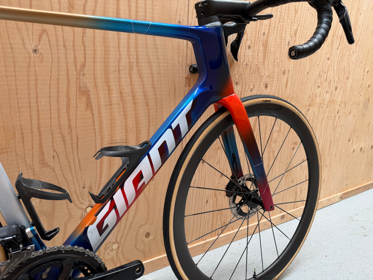 Giant Propel Advanced SL mountainbike van Velostudio met team Jacyo AlUla logo, zwart frame en aerodynamisch ontwerp.