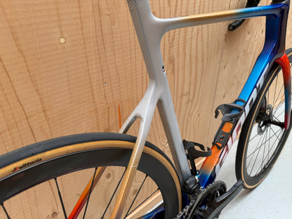 Giant Propel Advanced SL racefiets van Velostudio, Team Jacyo AlUla, zwart en geel, met aerodynamisch frame en raceonderdelen.