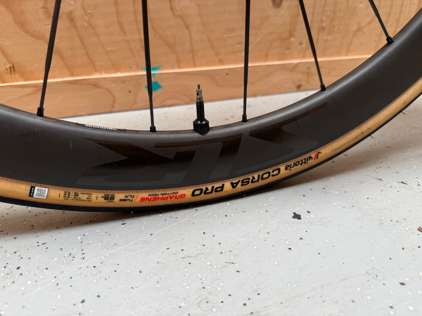 Giant Propel Advanced SL wielrennen fiets met team Jacyo AlUla branding, zwart en rood, close-up van frame en wiel.