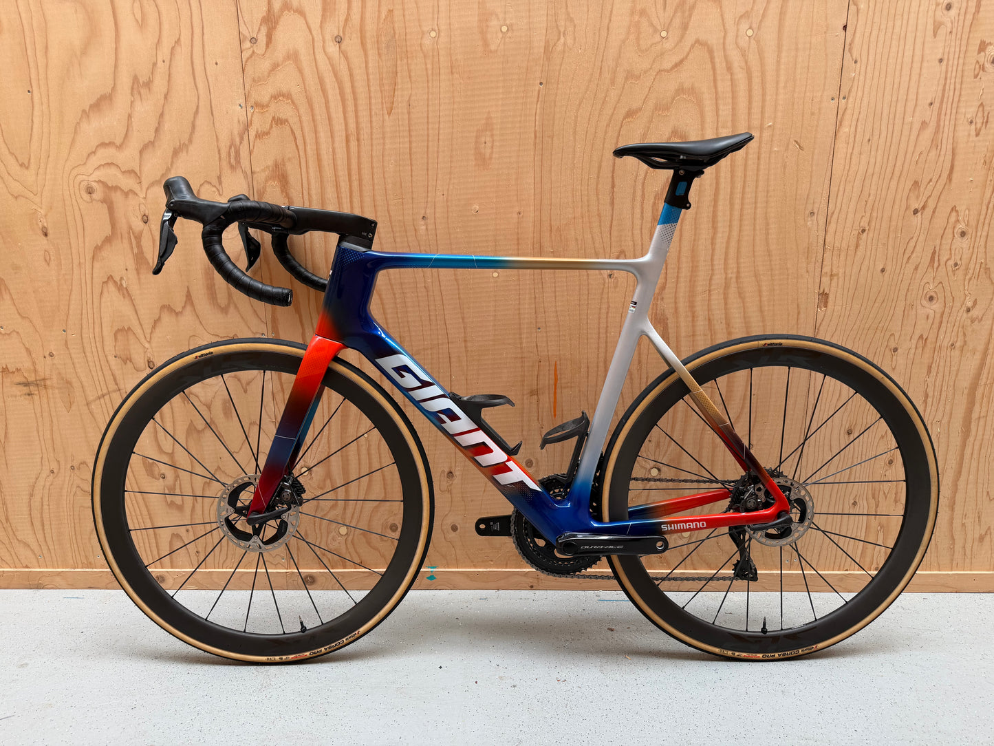 Giant Propel Advanced SL wielrenfiets van Velostudio met team Jacyo AlUla branding, zwart en geel frame, close-up van het fietsframe