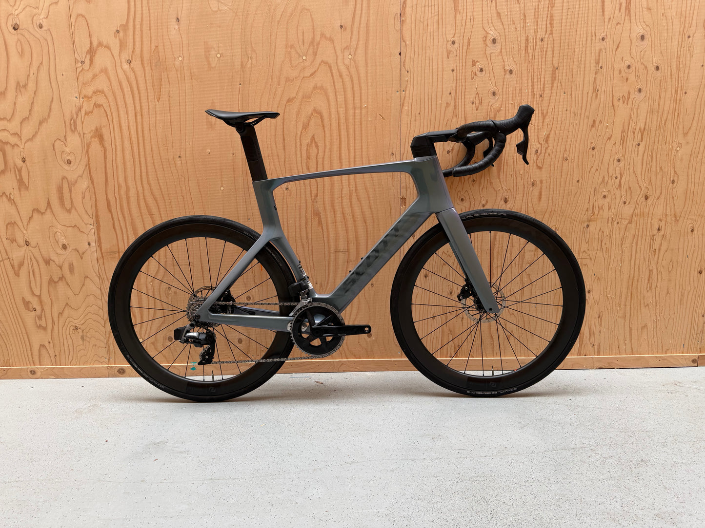 Zwart Scott Foil RC 20 wielrenfiets met aero frame en dunne banden, geschikt voor triatlon en tijdrit.