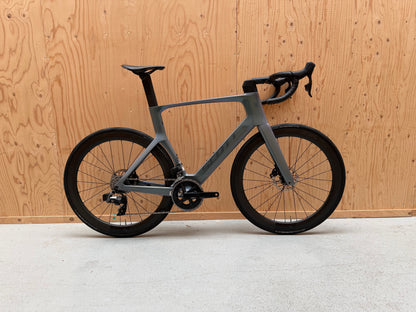 Zwart Scott Foil RC 20 wielrenfiets met aero frame en dunne banden, geschikt voor triatlon en tijdrit.