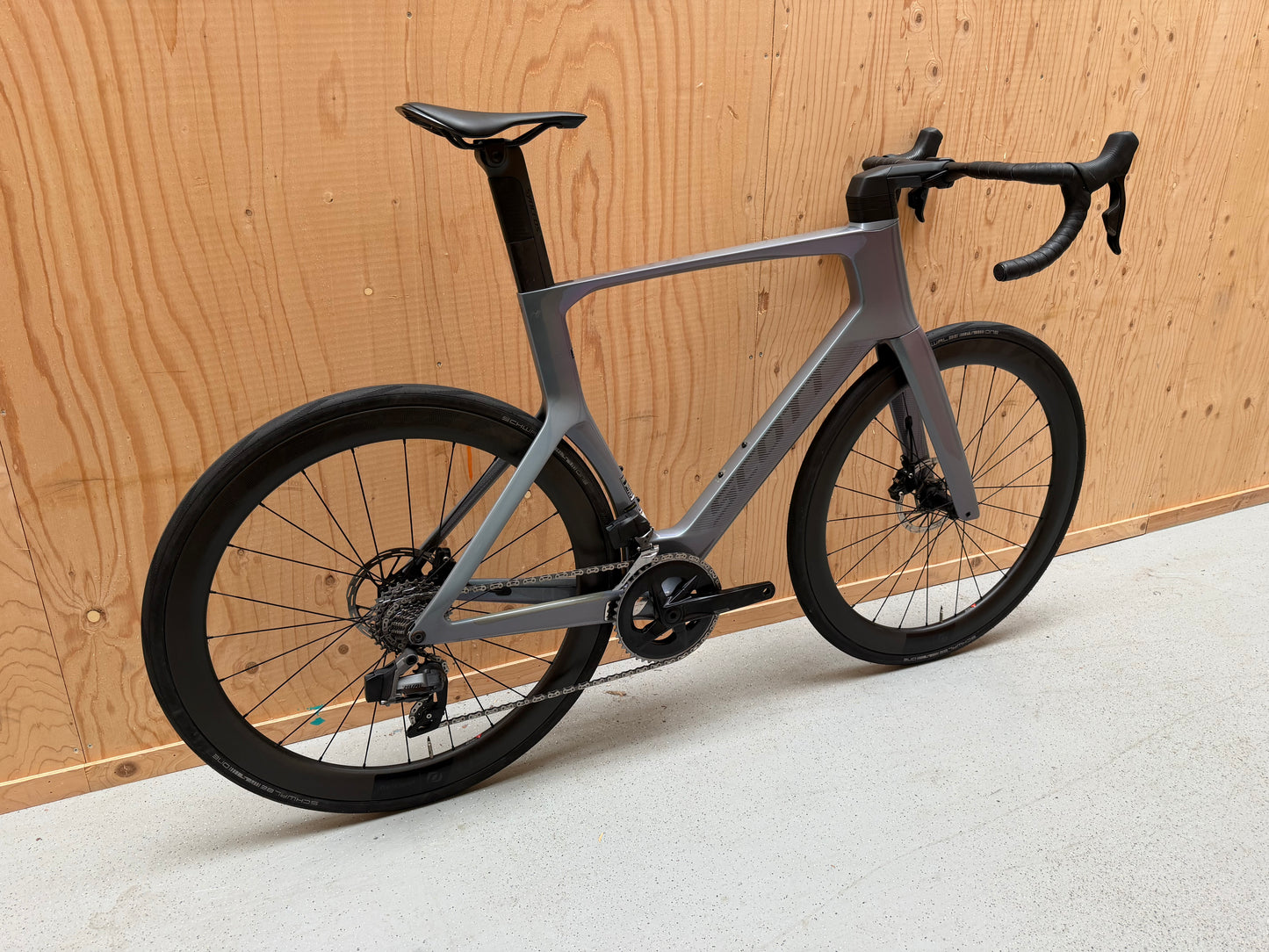 Scott Foil RC 20 racefiets van Velostudio, zwart met aerodynamisch frame en geavanceerde onderdelen, klaar voor snelheid.