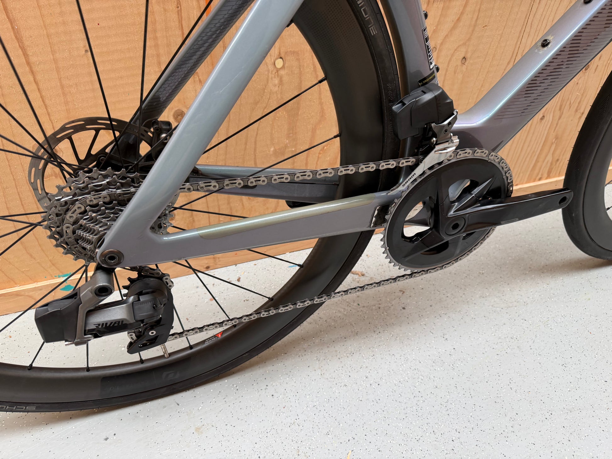Scott Foil RC 20 racefiets in zwart en blauw met aerodynamisch frame en diepe velgen, zichtbaar op de afbeelding.