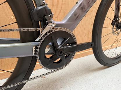 Scott Foil RC 20 racefiets in zwart met aerodynamisch frame en dunne banden, klaar voor snelheid op de weg.