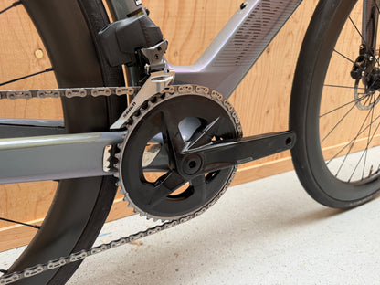 Lichtgewicht Scott Foil RC 20 racefiets met aerodynamisch frame en geavanceerde onderdelen, geschikt voor snelle ritten en triatlons.