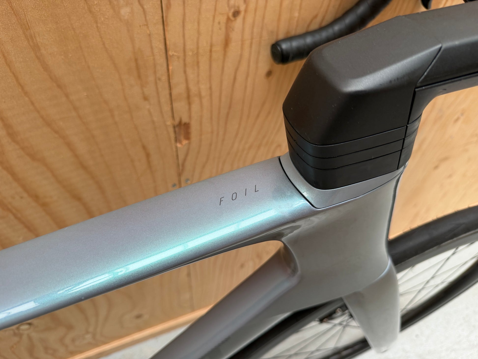 Scott Foil RC 20 wielrenfiets van Velostudio, zwart met aerodynamisch frame en geavanceerde racecomponenten.
