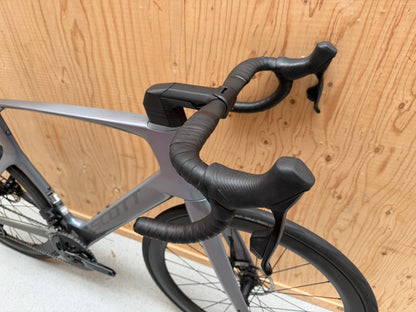 Scott Foil RC 20 racefiets in witte en zwarte kleur, close-up van het frame en wiel, geschikt voor snelle wielerwedstrijden