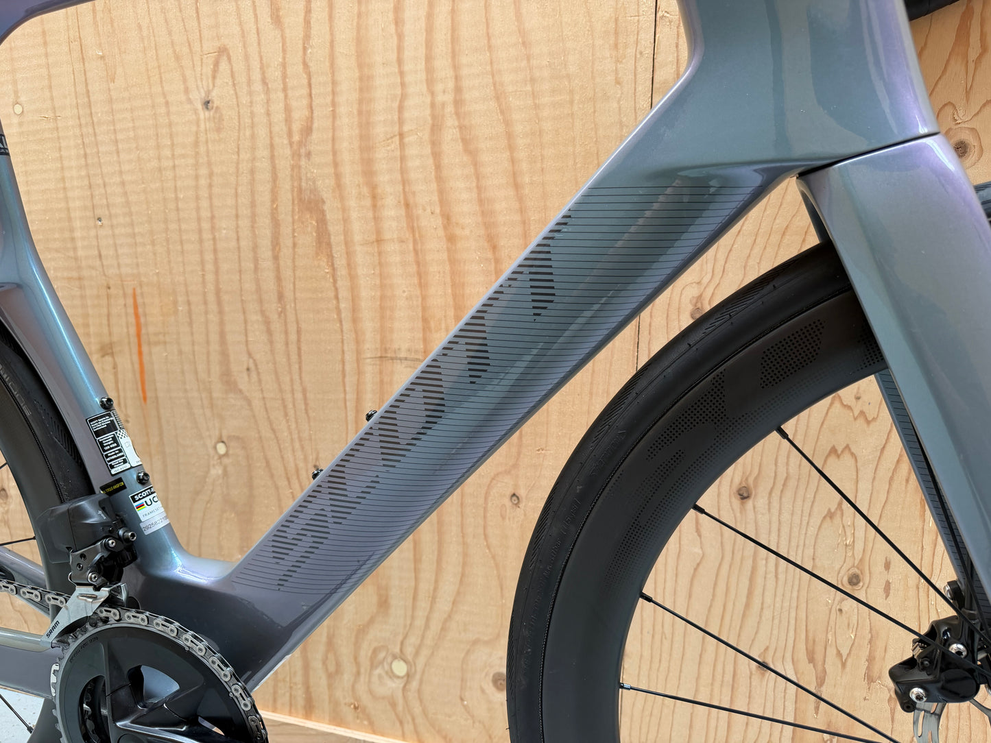 Scott Foil RC 20 racefiets van Velostudio, zwart met aerodynamisch frame en geavanceerde fietsonderdelen, klaar voor snelle ritten
