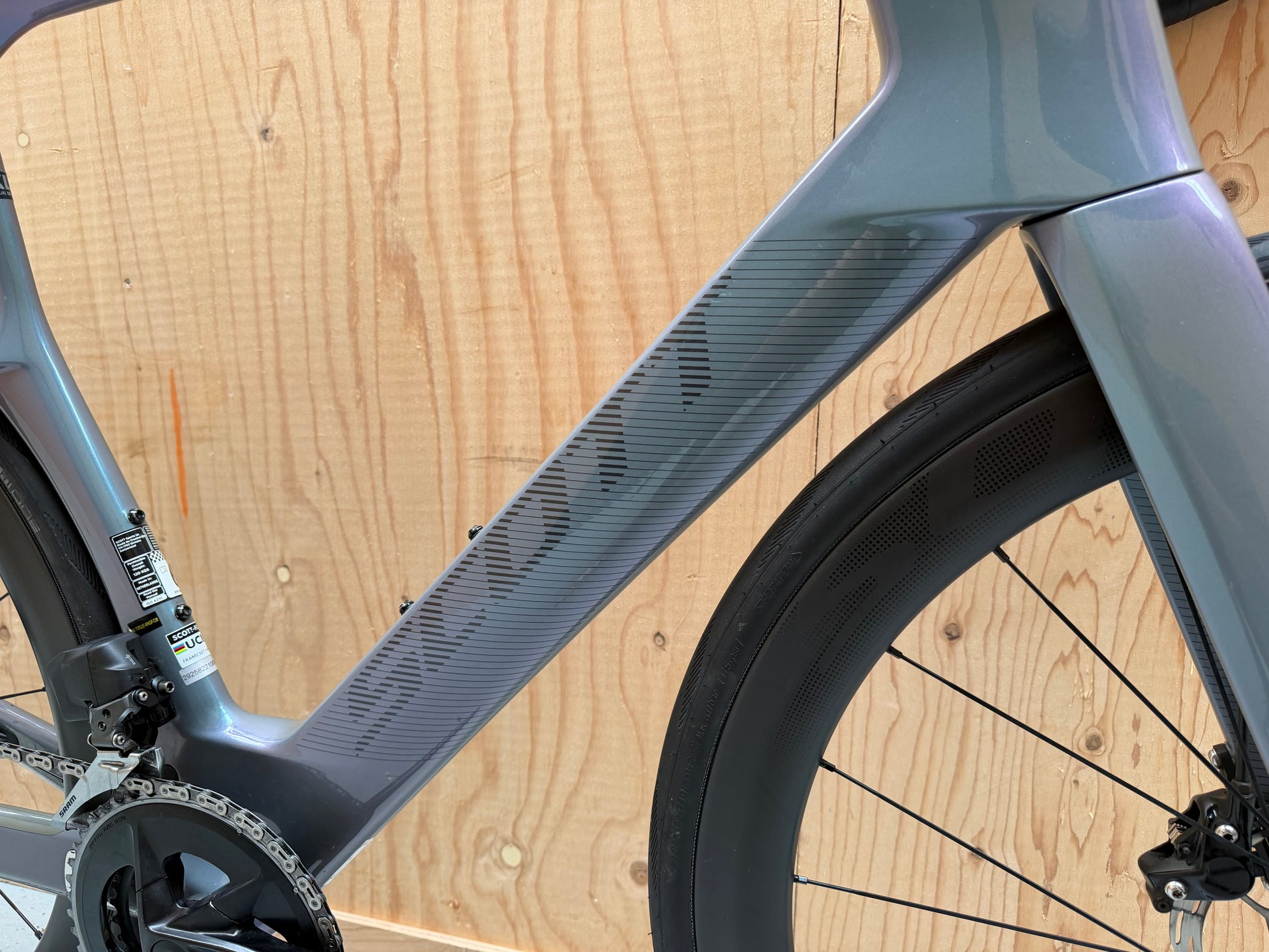 Scott Foil RC 20 racefiets van Velostudio, zwart met aerodynamisch frame en geavanceerde fietsonderdelen, klaar voor snelle ritten