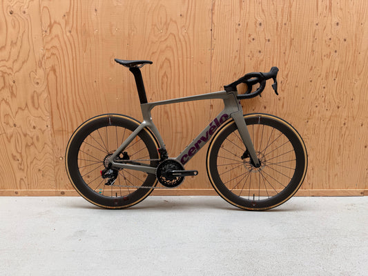 Cervélo S5 racefiets met aerodynamisch frame en zwarte afwerking, gepresenteerd door Velostudio, klaar voor snelheid en prestaties