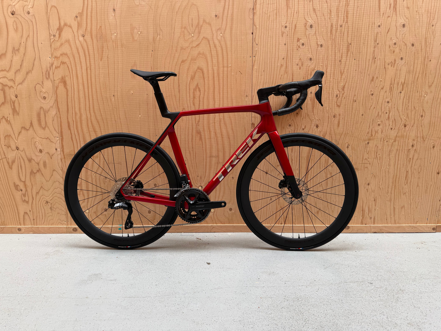 Lichte Trek Madone SL 6 Gen 8 2026 racefiets met aerodynamisch frame en dunne banden, gestoken in een strakke kleurencombinatie
