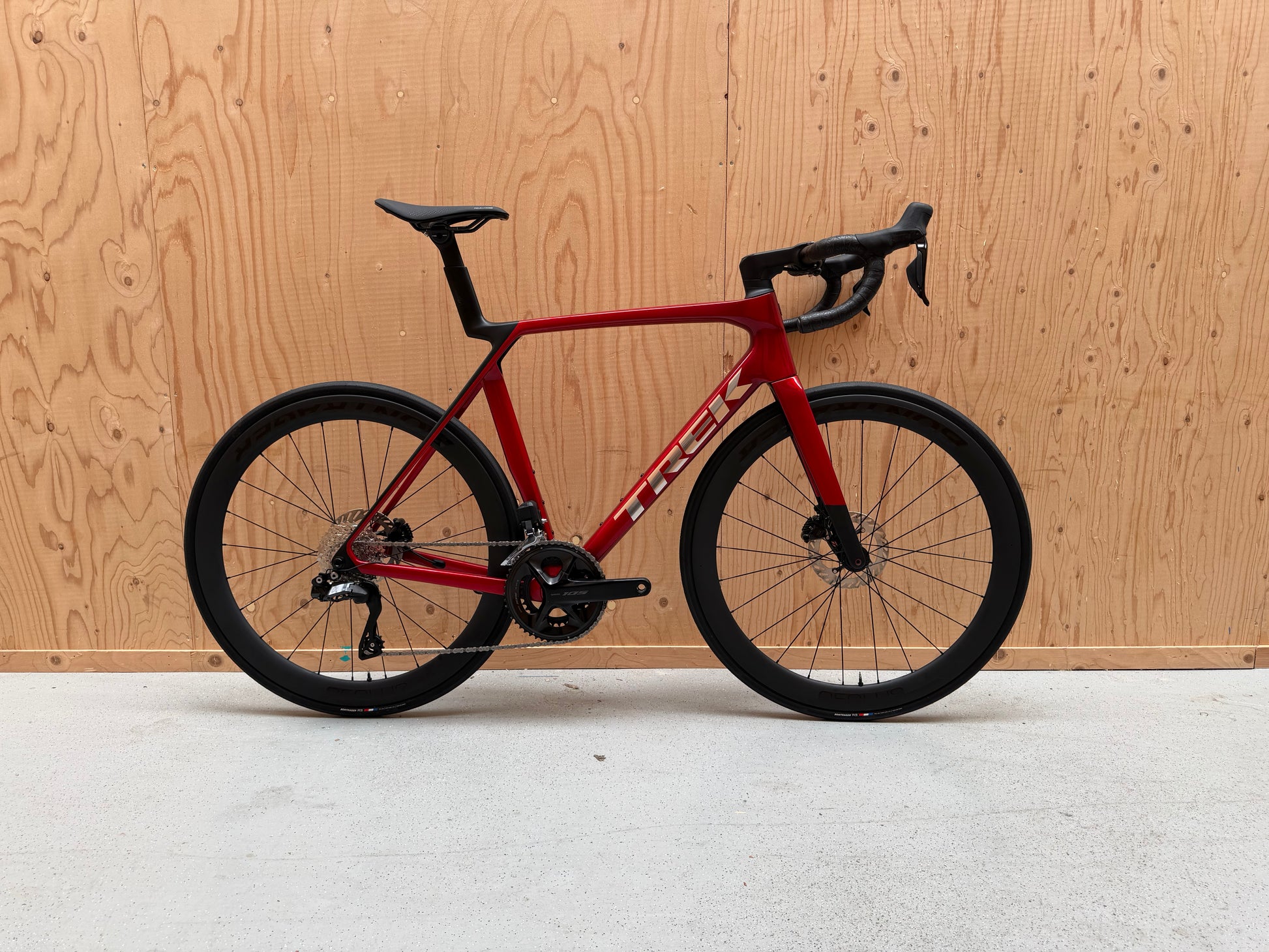 Lichte Trek Madone SL 6 Gen 8 2026 racefiets met aerodynamisch frame en dunne banden, gestoken in een strakke kleurencombinatie