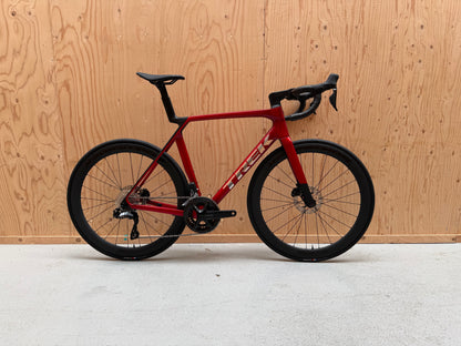 Lichte Trek Madone SL 6 Gen 8 2026 racefiets met aerodynamisch frame en dunne banden, gestoken in een strakke kleurencombinatie