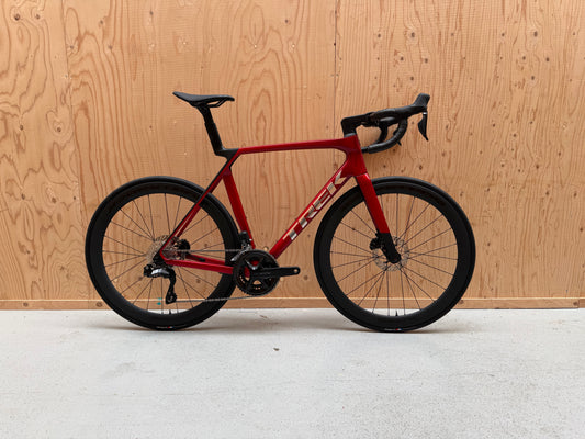 Lichte Trek Madone SL 6 Gen 8 2026 racefiets met aerodynamisch frame en dunne banden, gestoken in een strakke kleurencombinatie