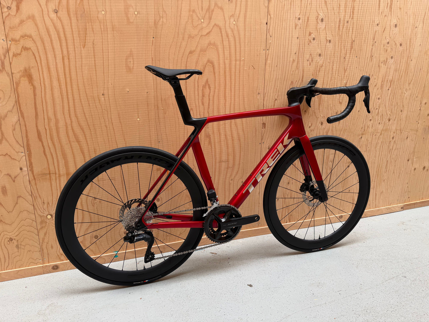 Racefiets Trek Madone SL 6 Gen 8 2026 met aerodynamisch frame en geavanceerde onderdelen, zwart met rode accenten