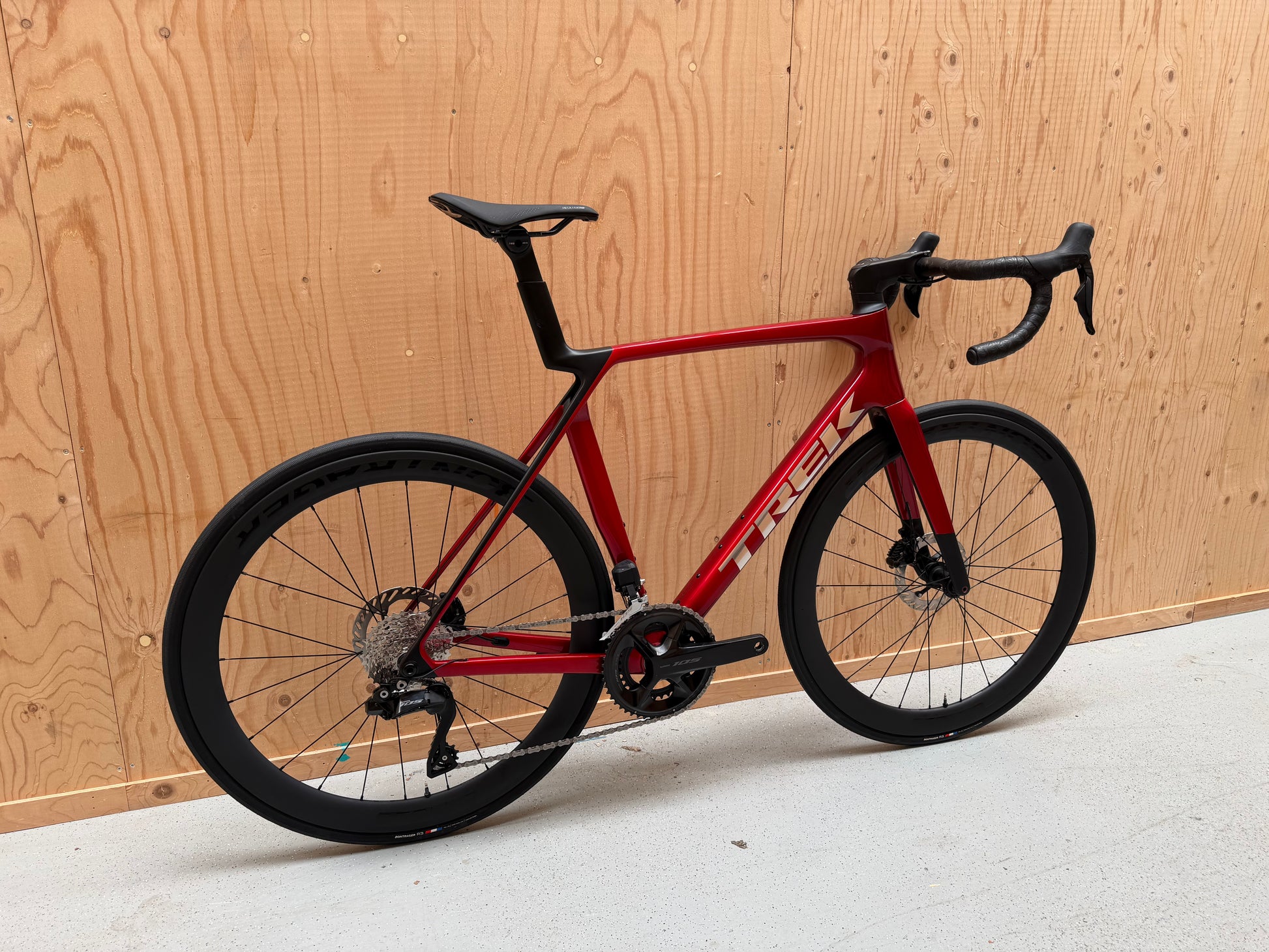 Racefiets Trek Madone SL 6 Gen 8 2026 met aerodynamisch frame en geavanceerde onderdelen, zwart met rode accenten