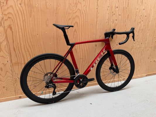 Racefiets Trek Madone SL 6 Gen 8 2026 met aerodynamisch frame en geavanceerde onderdelen, zwart met rode accenten