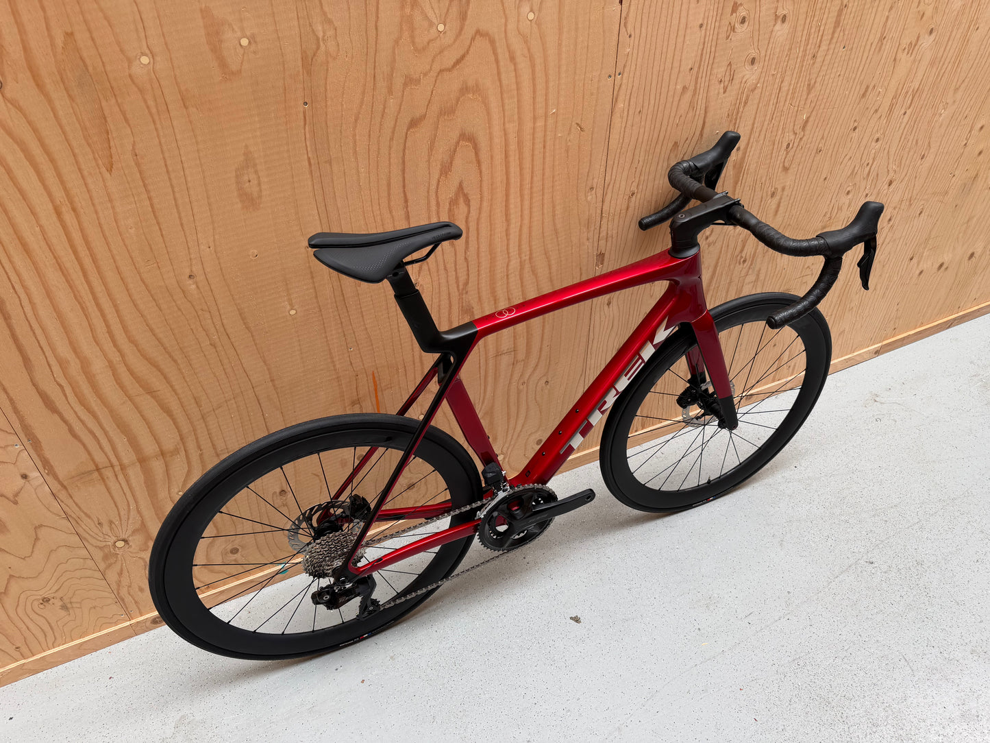 Fietsfoto van een Trek Madone SL 6 Gen 8 2026 racefiets met aerodynamisch frame en zwart-witte kleurstelling