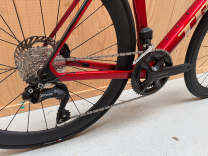 Lichtgewicht Trek Madone SL 6 Gen 8 2026 racefiets met aerodynamisch frame en geavanceerde onderdelen, zichtbaar in de afbeelding