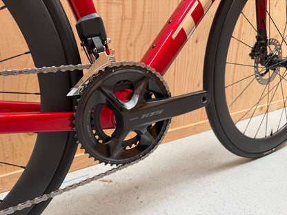 Racefiets Trek Madone SL 6 Gen 8 2026 met aerodynamisch frame en hoge prestaties, gefotografeerd door Velostudio.
