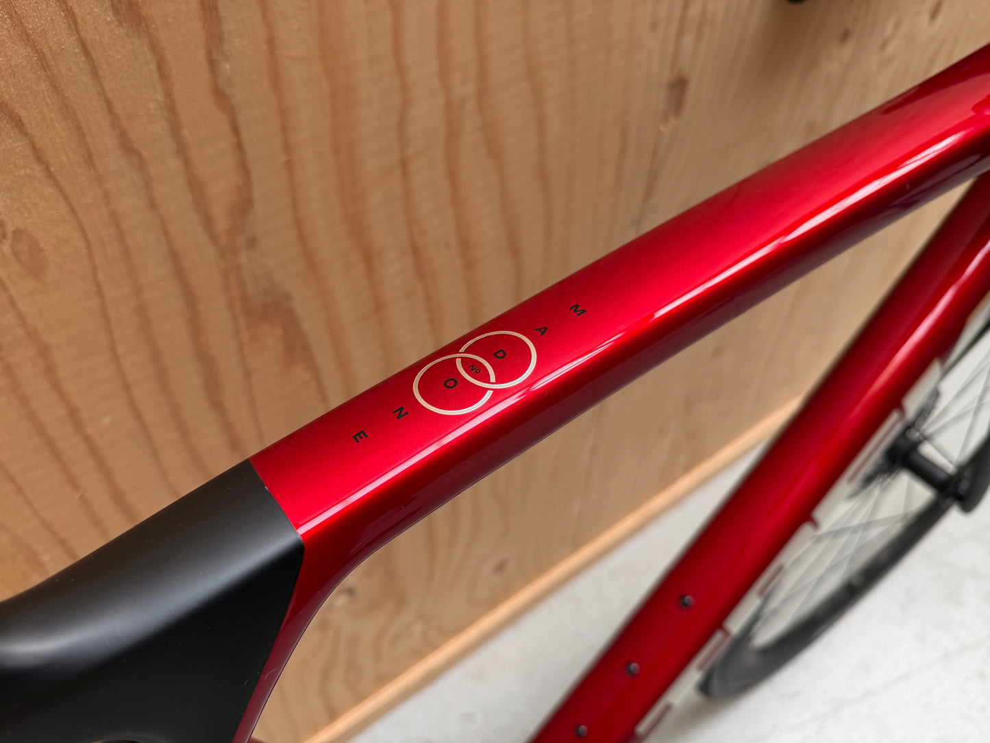 Fiets Trek Madone SL 6 Gen 8 2026 met aerodynamisch frame en geavanceerde technologie, zichtbaar in de afbeelding.