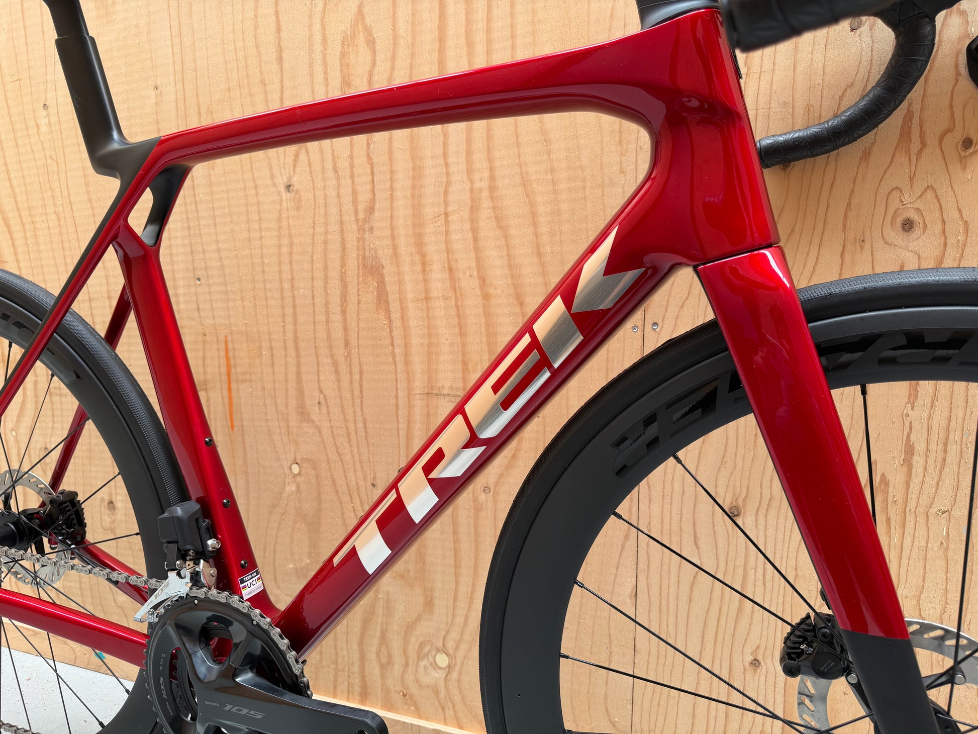 Lichte Trek Madone SL 6 Gen 8 2026 racefiets met aerodynamisch frame en geavanceerde onderdelen, foto van Velostudio