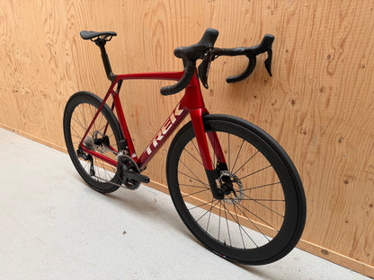 Racefiets Trek Madone SL 6 Gen 8 2026 met aerodynamisch frame en dunne banden, klaar voor snelheid en comfort op de weg.