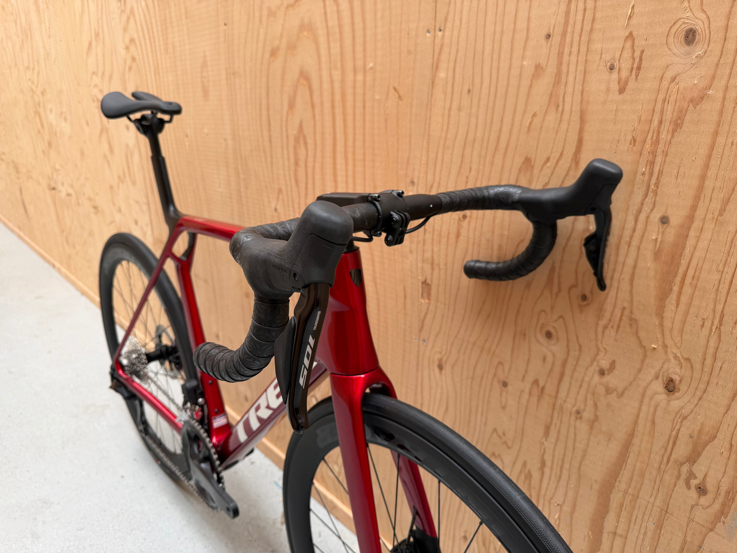 Fiets Trek Madone SL 6 Gen 8 2026 met aerodynamisch frame en wielsets, klaar voor snelle ritten.