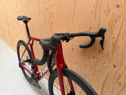Fiets Trek Madone SL 6 Gen 8 2026 met aerodynamisch frame en wielsets, klaar voor snelle ritten.