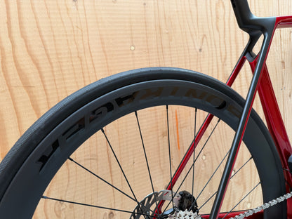 Fiets Trek Madone SL 6 Gen 8 2026 met aerodynamisch frame en racegerichte uitrusting, weergegeven in een heldere, gedetailleerde close-up.
