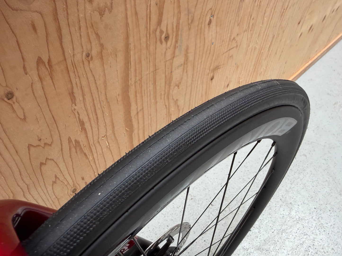 Lichtgewicht Trek Madone SL 6 Gen 8 2026 racefiets met aerodynamisch frame en hoogwaardige onderdelen, in een sportieve positie.