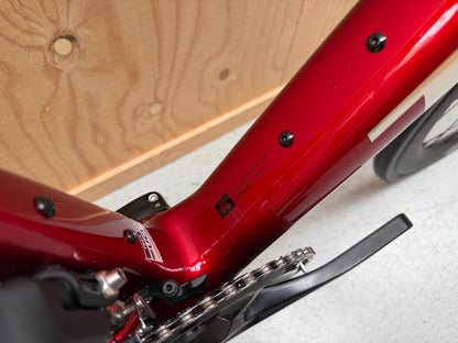 Fietsfoto van een Trek Madone SL 6 Gen 8 2026 racefiets met aerodynamisch frame en geavanceerde onderdelen op een witte achtergrond